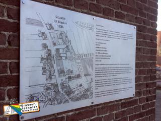 Graveren grote RVS plaat met oude foto, in dit geval stadsplattegrond op een kerkmuur